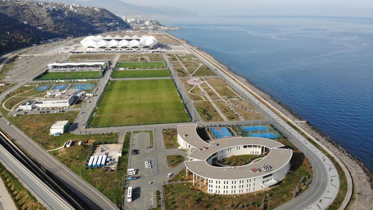 Het Senol Günesstadion, ook wel Medical Park Arena genoemd, ligt aan de boorden van de Zwarte Zee. Het ronde gebouw vooraan is de Özkan Sümerjeugdacademie.