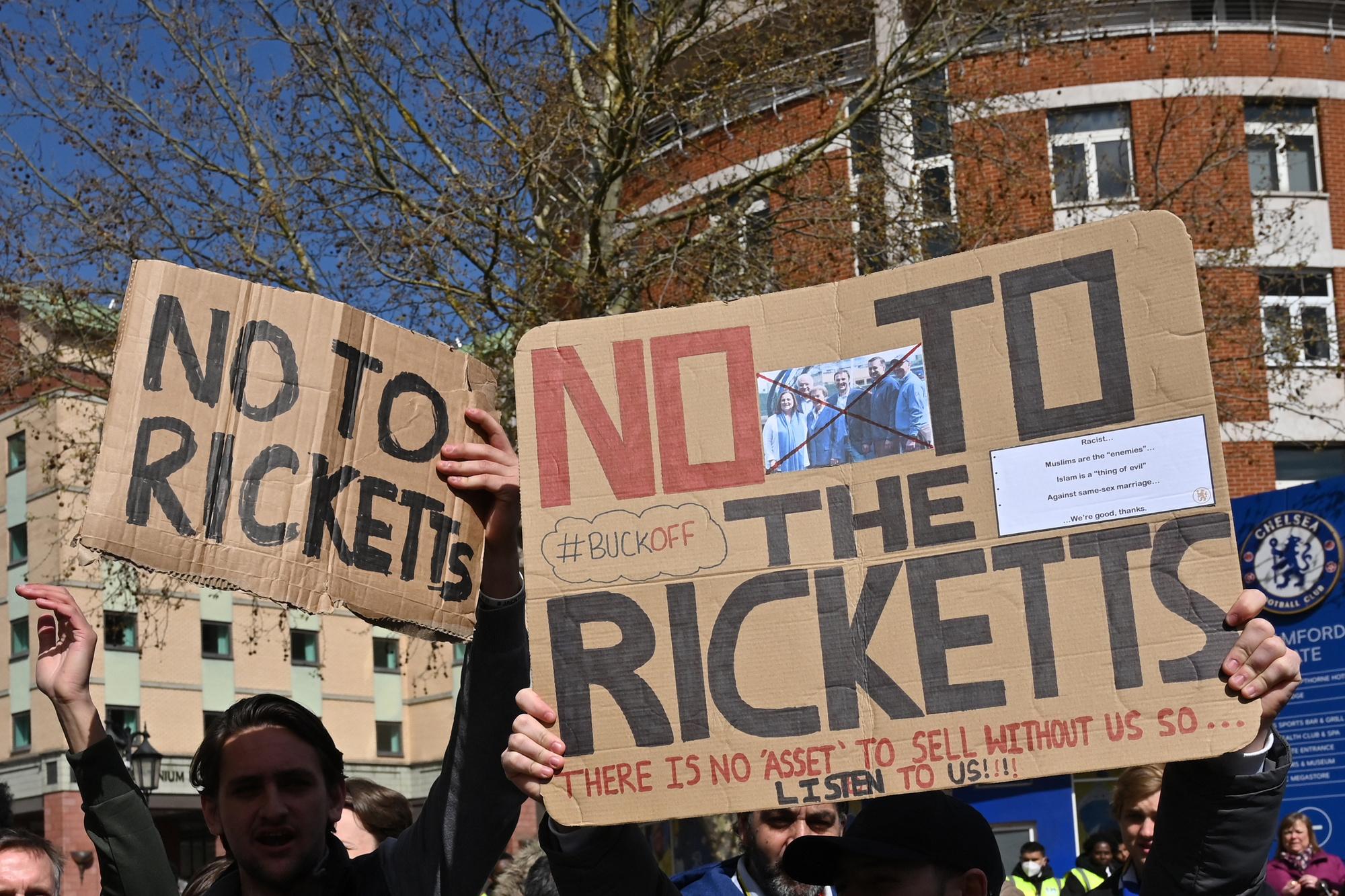 De fans van Chelsea kwamen al naar buiten om te demonstreren tegen de Rickettsfamilie.