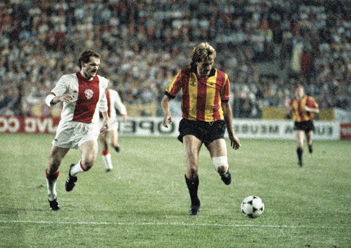 Piet den Boer, hier met Jan Wouters van Ajax, scoorde in de finale het gouden doelpunt voor KV Mechelen.