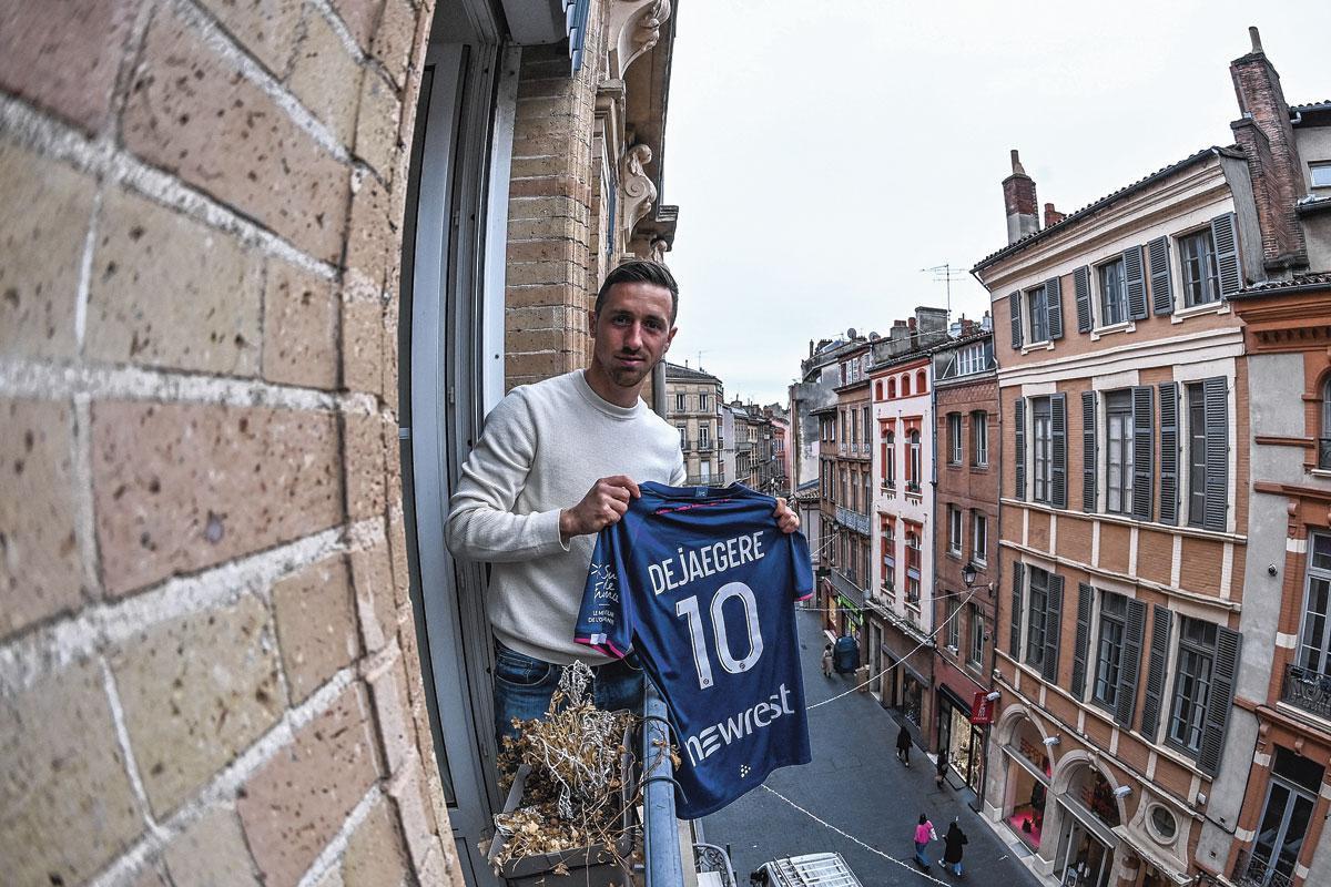 Op vraag van onze fotograaf laat Dejaegere zijn shirt even wapperen uit het raam van zijn appartement in het centrum van de stad.