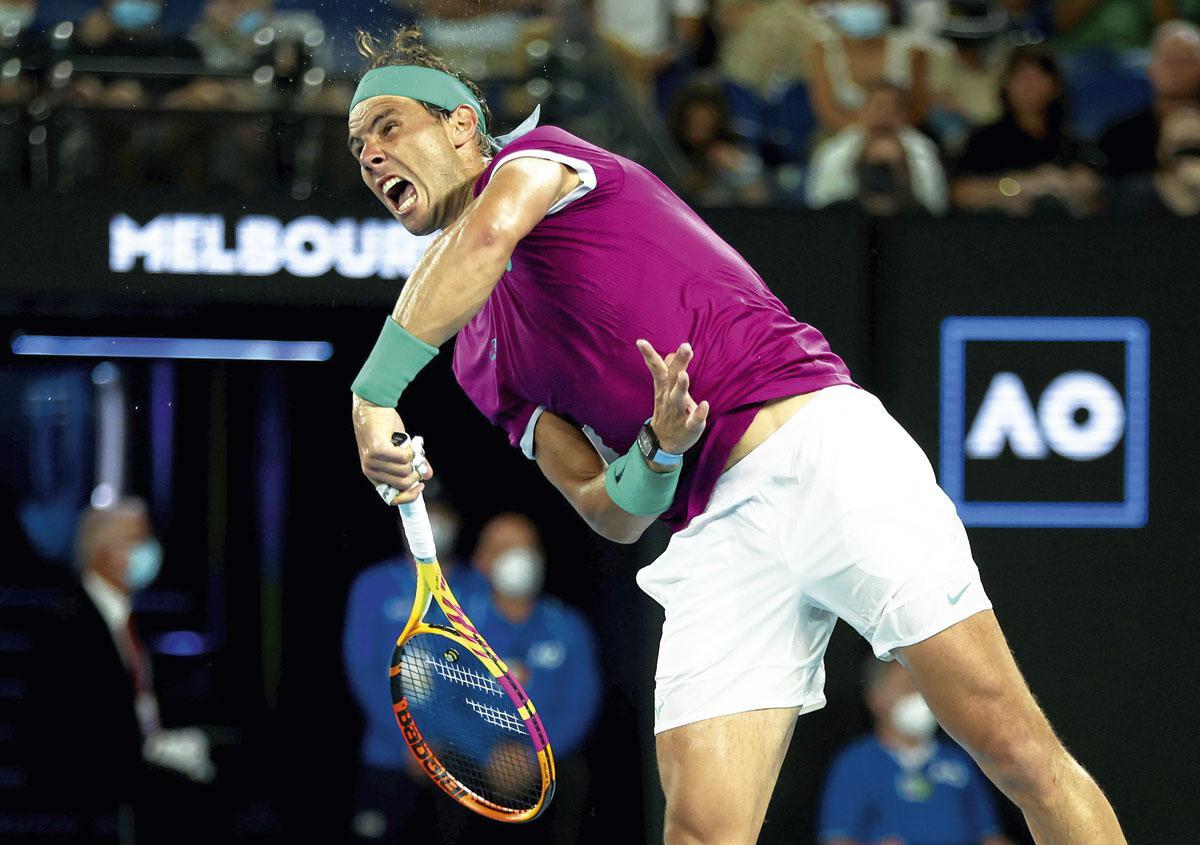 Rafael Nadal aan de opslag in de finale van de Australian Open 2022 tegen Daniil Medvedev.