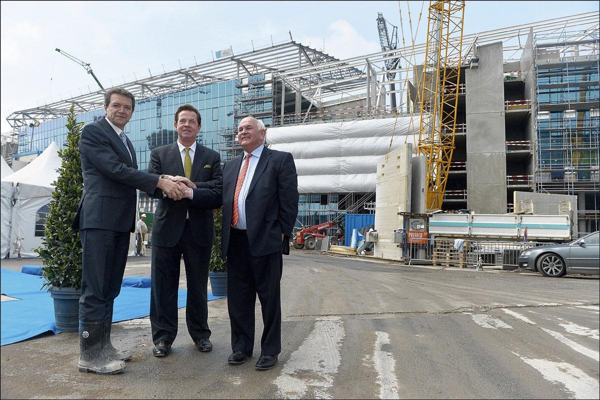 Michel Louwagie, Paul Gheysens en Ivan De Witte poseren trots voor de toekomstige Ghelamco Arena.