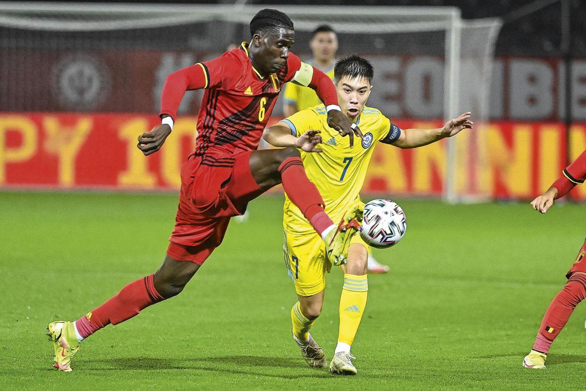 Amadou Onana (20), hier bij de U21 tegen Kazachstan, werd opgeroepen voor de Nations Leaguewedstrijden van de Rode Duivels in juni.