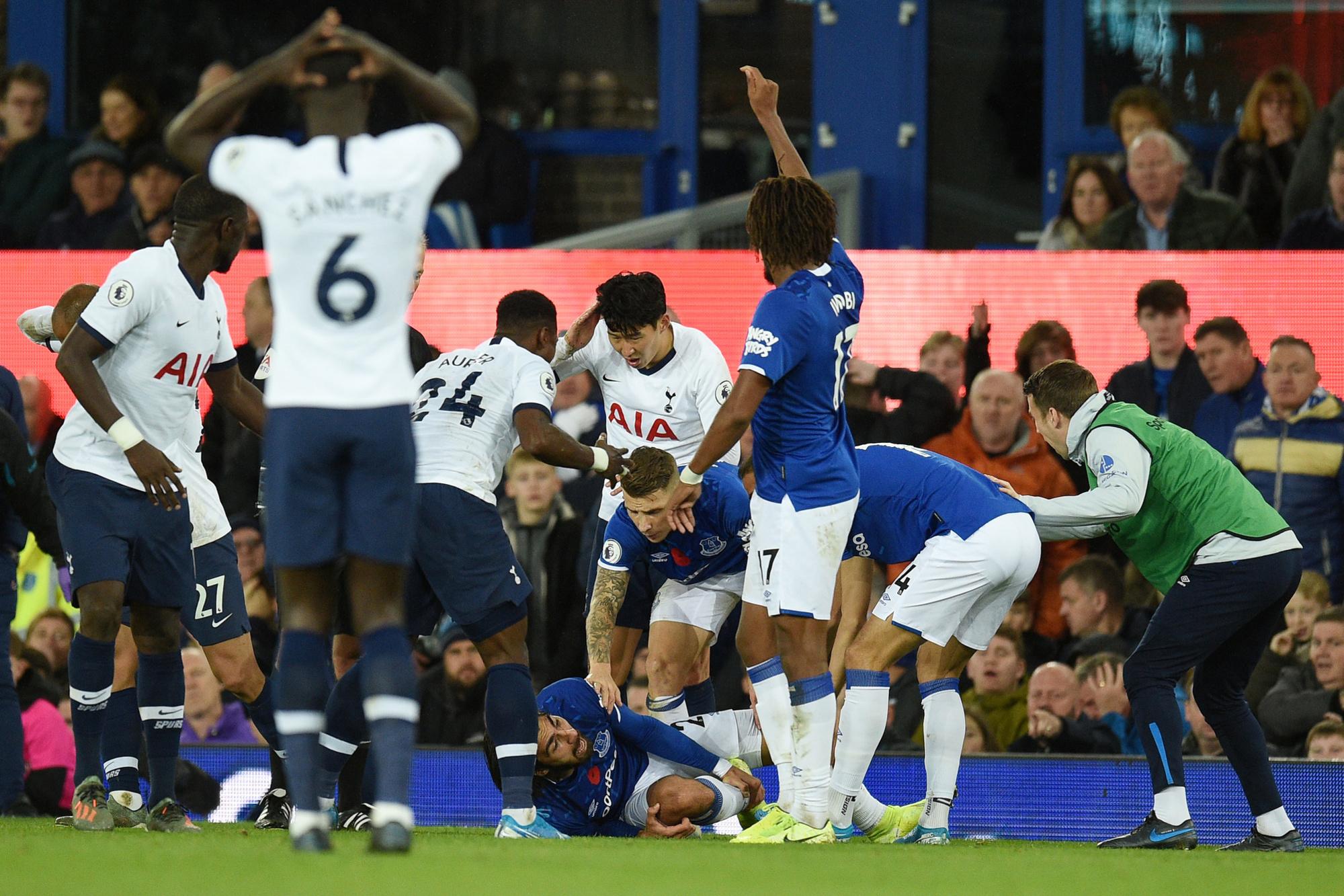 Gomes bleef nog minuten liggen op het veld.
