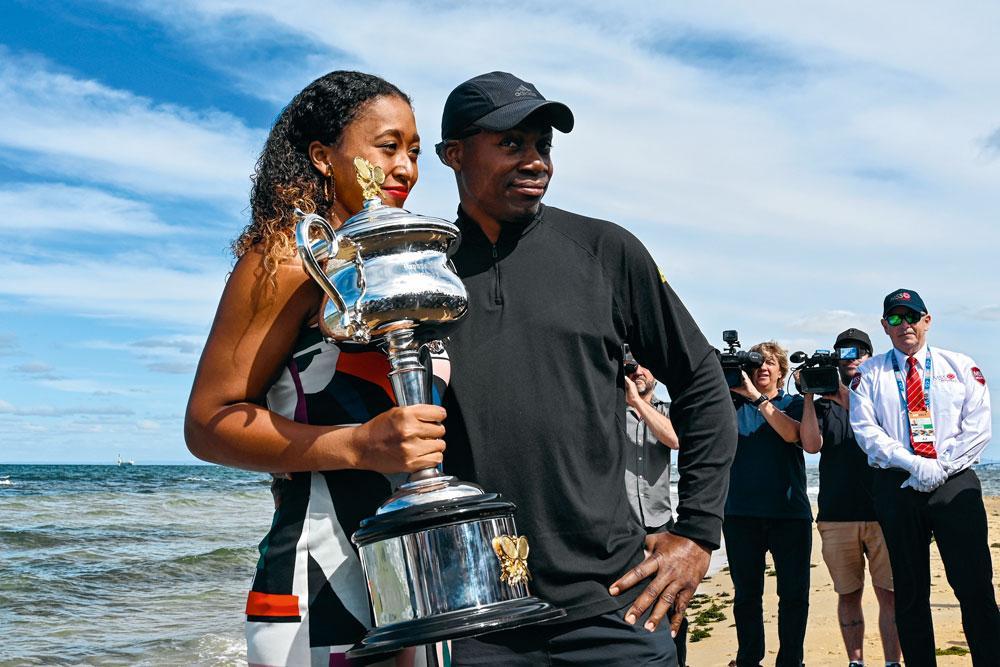 Na haar winst op de Australian Open in januari van dit jaar poseert Naomi Osaka met haar Haïtiaanse vader Leonard François.