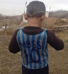 Afghaanse jongen met zelfgemaakt Messi-shirt ontmoet zijn idool (video)