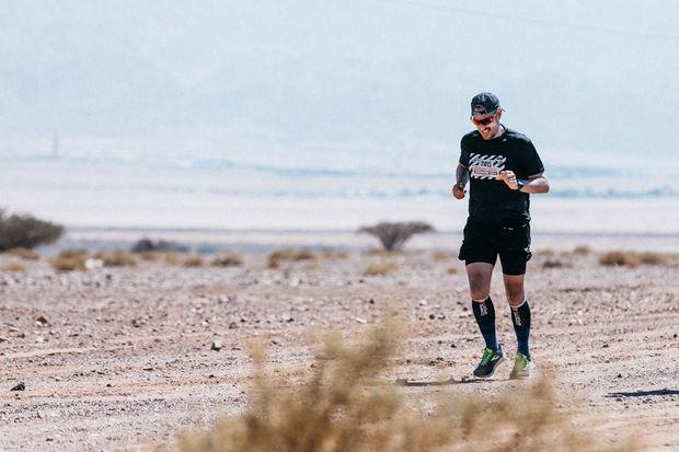 514 km zwemmen, fietsen en lopen: hoe Nico De Neef als eerste Belg de Ultraman Challenge in Israël overwon