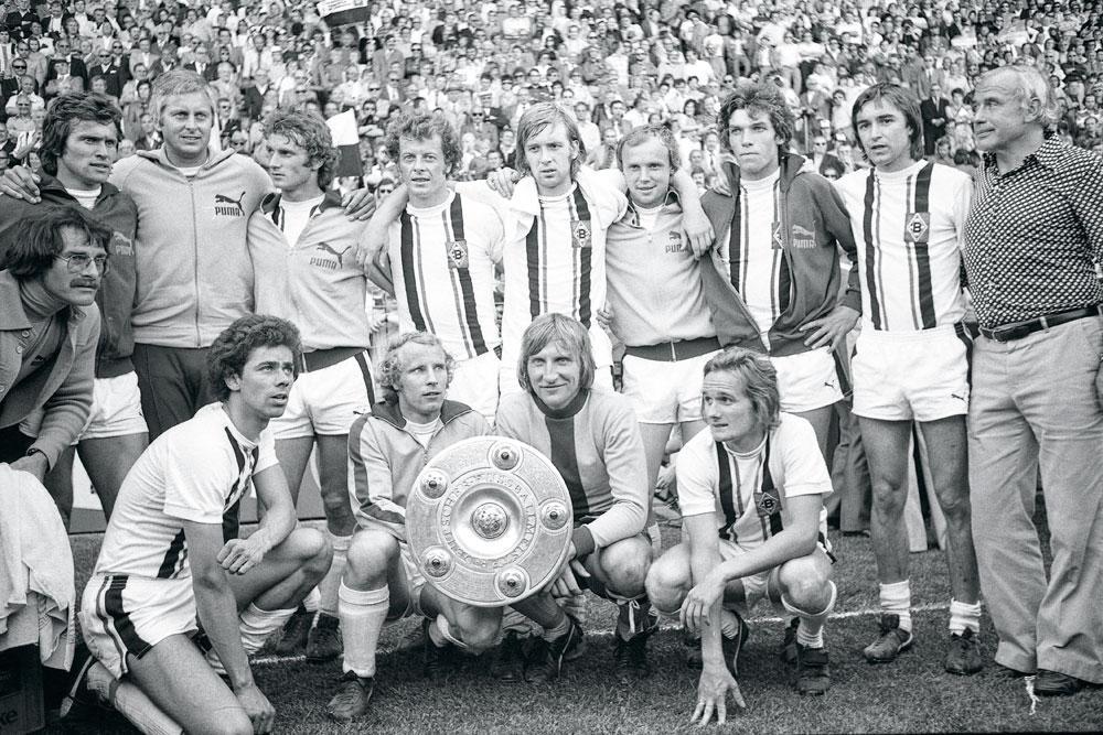 De kampioensploeg van 1975 met rechtsboven trainer Hennes Weisweiler, die goed voetbal aan resultaat koppelde.