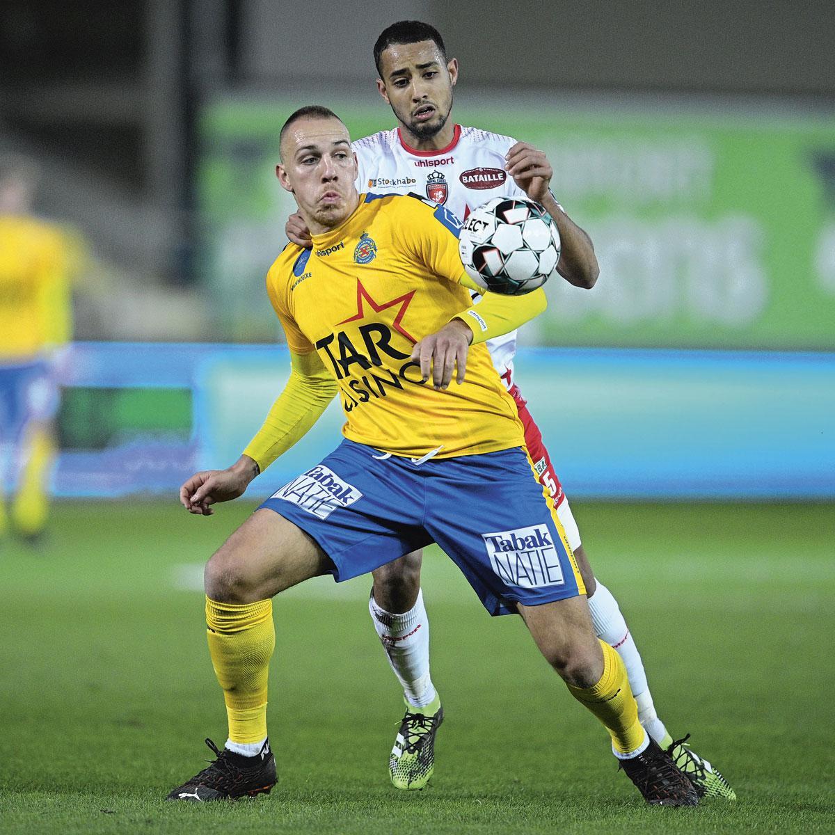 Waasland-Beveren - Excel Mouscron 2-0. Michael Frey (hier in duel met Saad Agouzoul) scoorde in blessuretijd de verlossende 2-0 voor de Waaslanders.