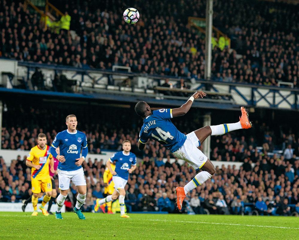 De acrobatische toer op bij Everton.
