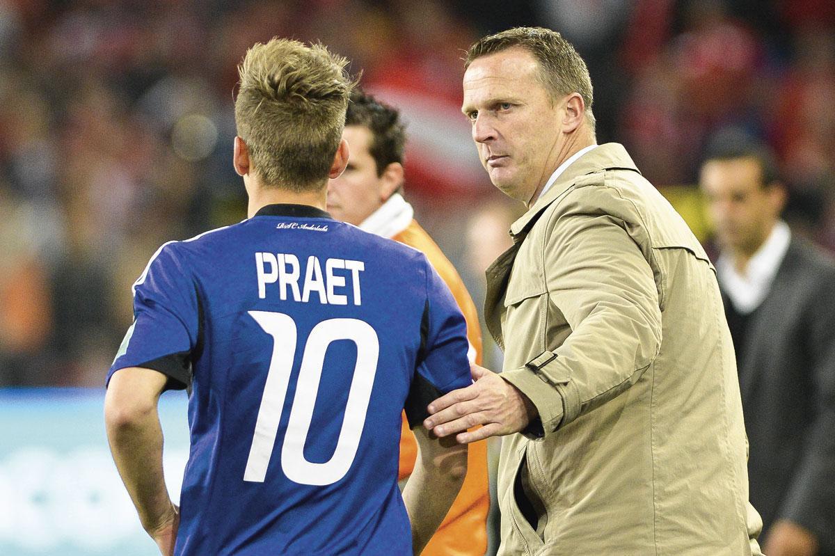 Van den Brom, hier met Dennis Praet, was zo zelfverzekerd dat hij zelfs zijn collega-trainers in de Champions League probeerde te overbluffen met hyperaanvallend voetbal.