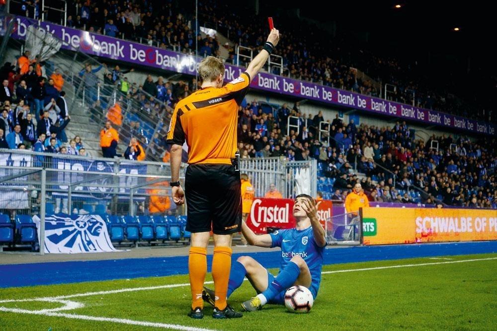 KRC Genk - KAA Gent 2-1. Roeslan Malinovskyi, Genkse matchwinnaar met twee goals, krijgt in het slot ook een rood karton voorgeschoteld.