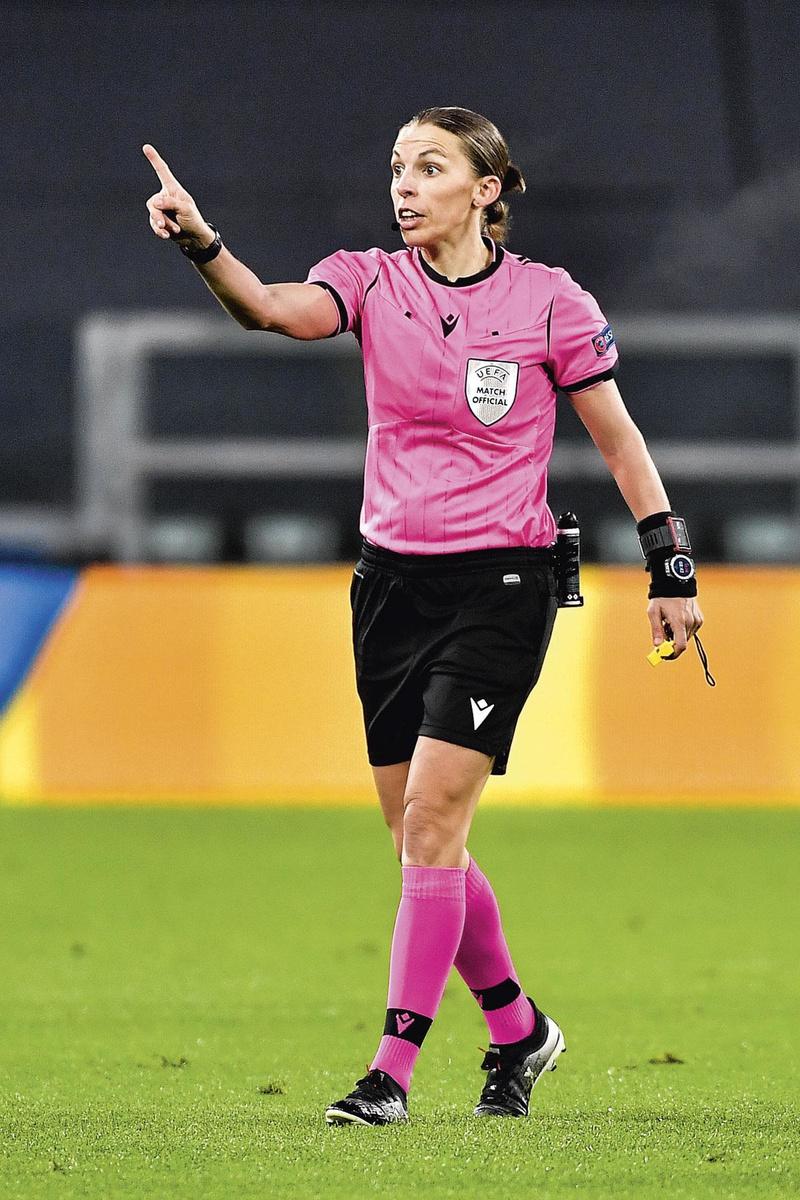 Stéphanie Frappart: eerste vrouwelijke scheidsrechter in de Champions League.