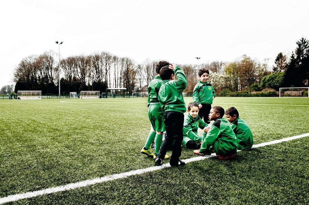 KFC Muizen, actief in vierde provinciale in de provincie Antwerpen, voetbalt in geel-groene kleuren. De club trekt niet alleen menselijke supporters, de ooievaars uit de naburige zoo van Planckendael komen ook af en toe een wedstrijdje meepikken.
