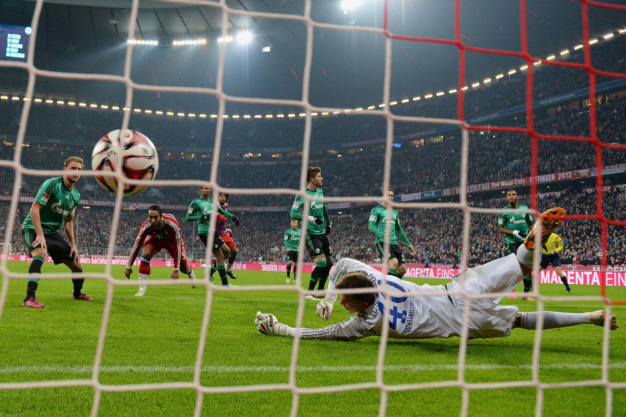 Wellenreuther grabbelt naar een bal in een tot de nok gevulde Allianz Arena.