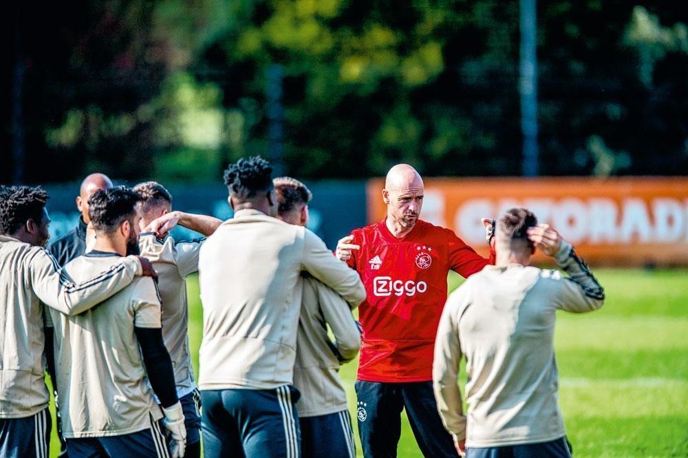 Erik ten Hag geeft instructies op training. De coach kreeg van de clubleiding de tijd om het voetbal op peil te krijgen.