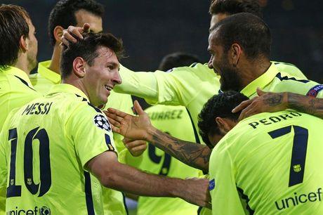 Lionel Messi (links) viert. Hij scoorde twee keer