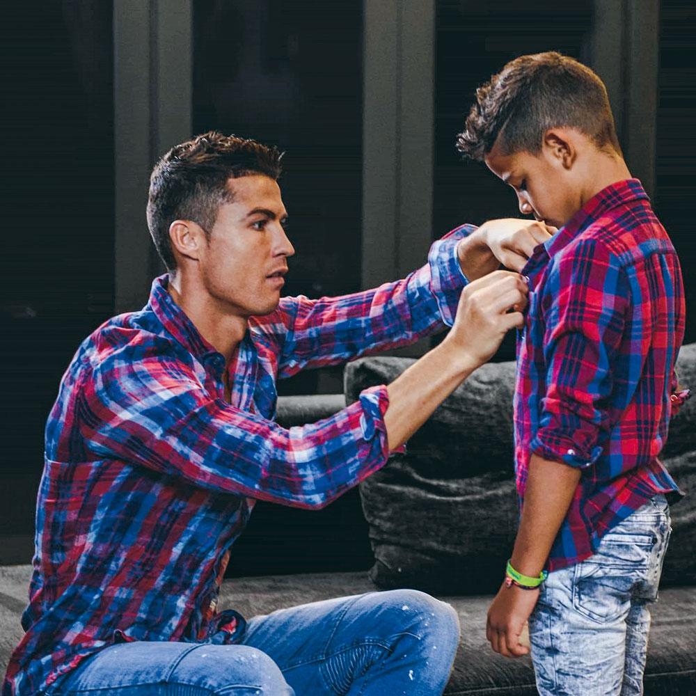 Familiekiekjes met één grote gemene deler: een trotse vader Cristiano Ronaldo.