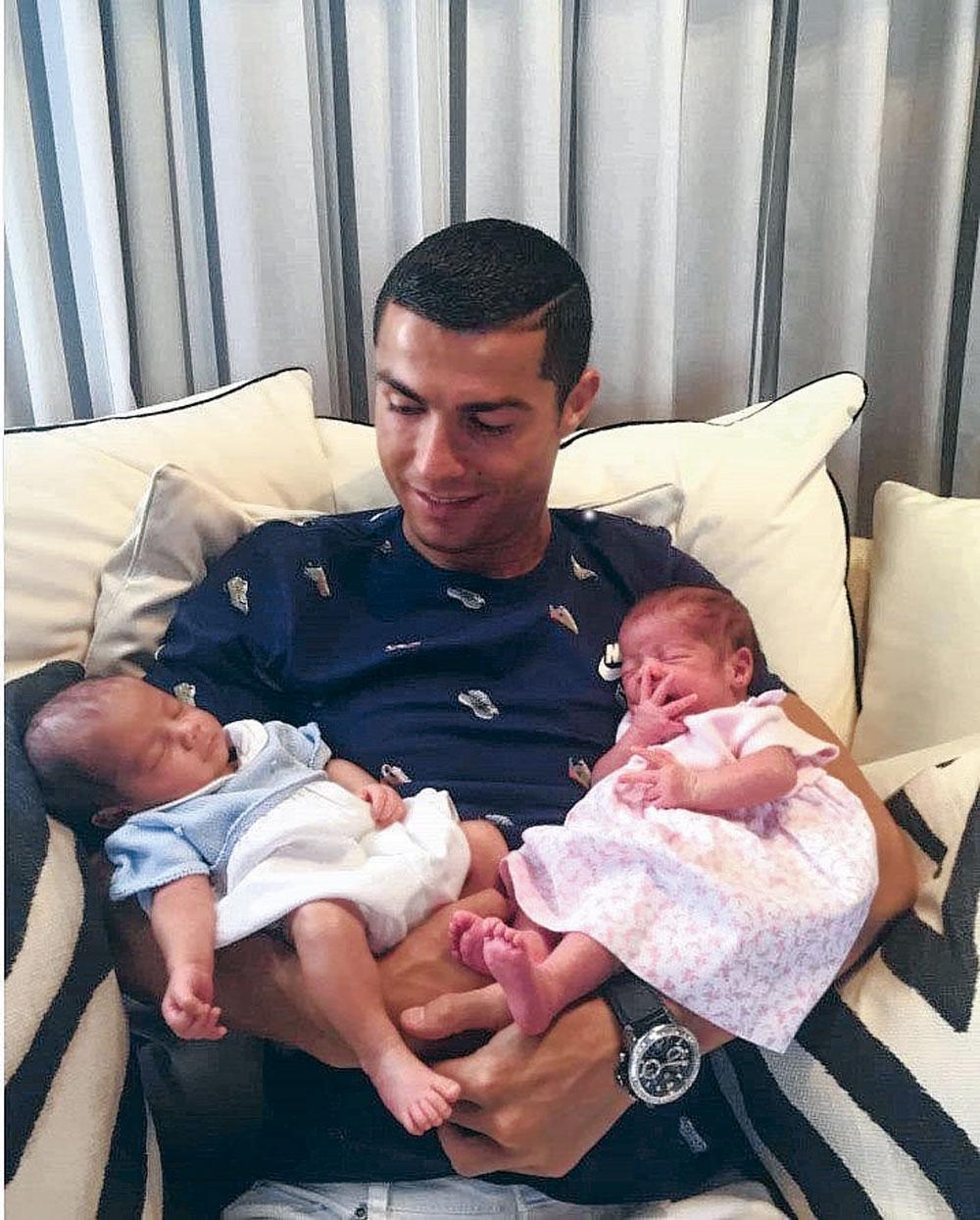 Familiekiekjes met één grote gemene deler: een trotse vader Cristiano Ronaldo.