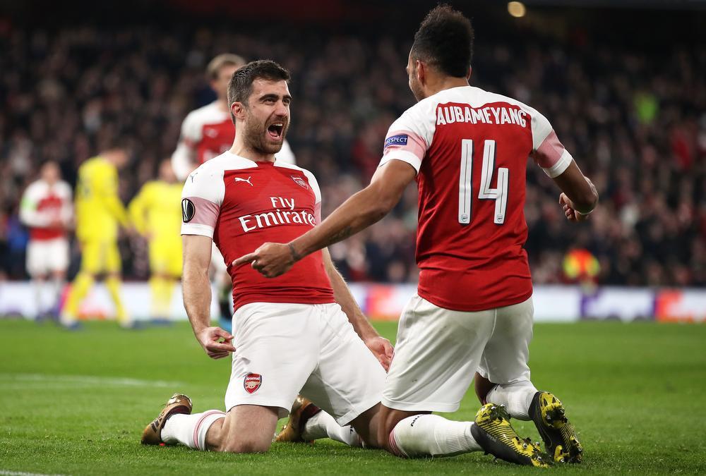 Sokratis Papastathopoulos en Pierre-Emerick Aubameyang van Arsenal vieren een doelpunt.