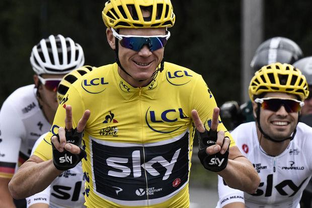 Twee vingers omhoog bij Chris Froome: kan hij dit jaar als derde renner ooit de dubbel Tour-Vuelta winnen?