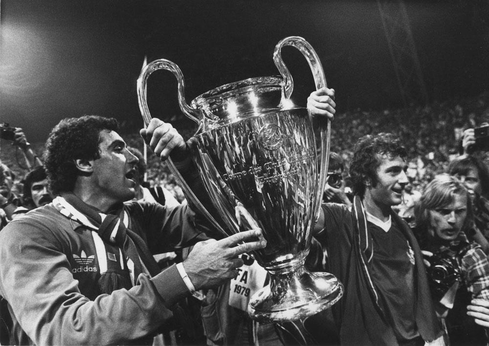 Peter Shilton en Travor Francis, die in de finale tegen Malmö de enige goal maakte, met de Europacup I in 1979.