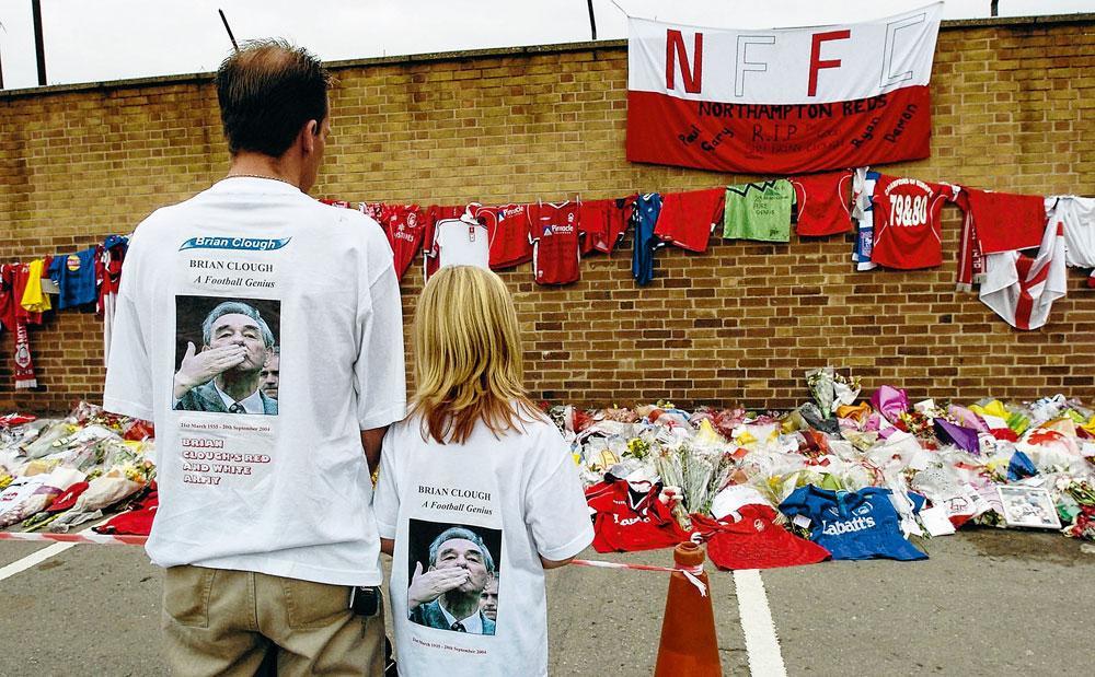 Een eerbetoon van de fans na het overlijden van Brian Clough in september 2004.