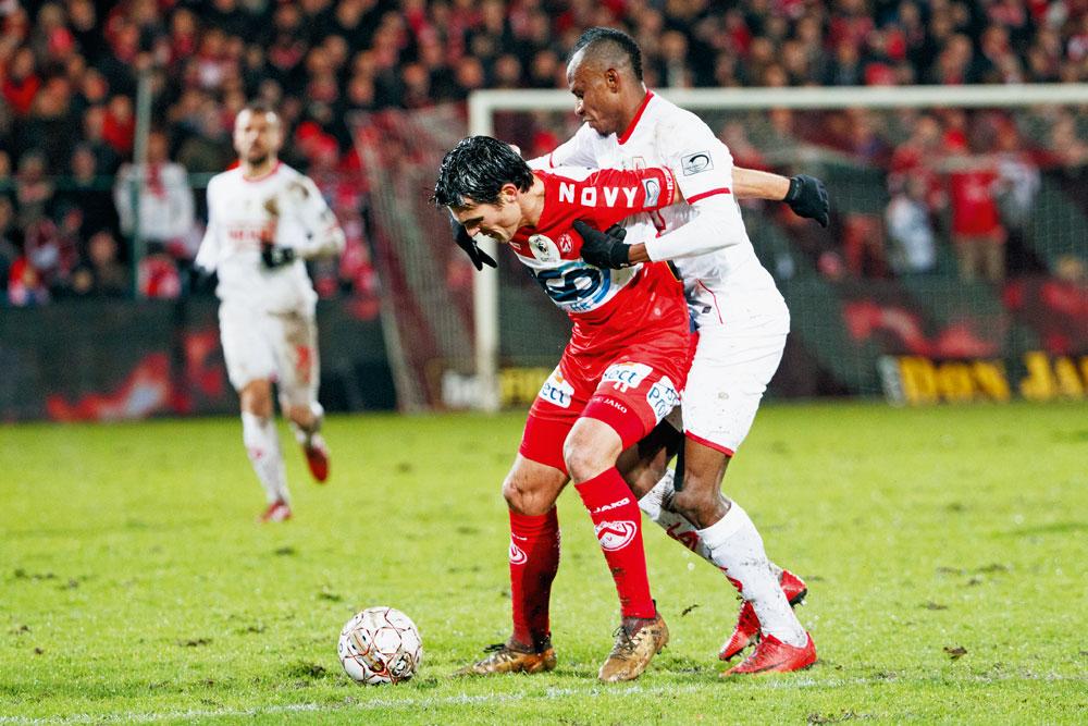 KV Kortrijk -  Standard 2-1.            Jérémy Perbet houdt Uche Agbo af. De Kortrijkspits werd de held met een goal in blessuretijd, de Standardverdediger de antiheld met een vroege rode kaart.