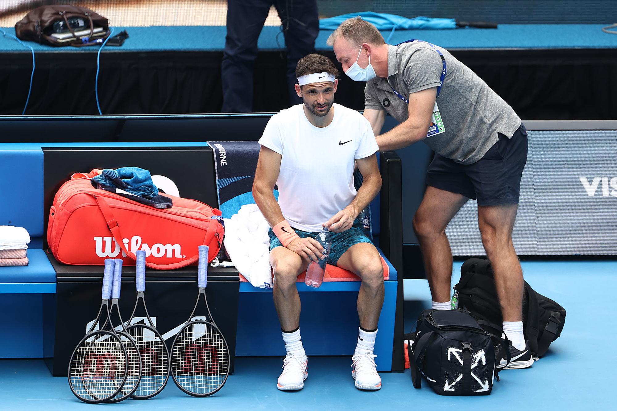 Karatsev profiteerde van de rugproblemen van Dimitrov om door te stoten naar de halve finale