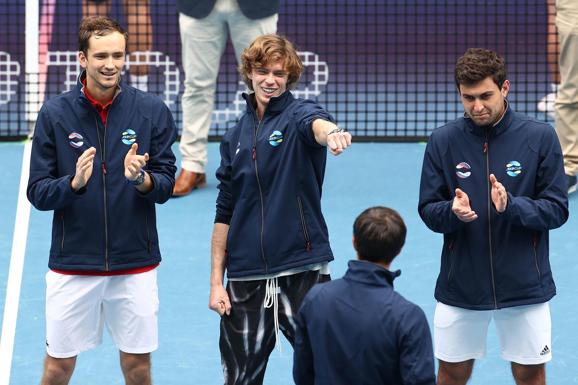 Het Russische team met Daniil Medvedev, Andrej Roebljev en Aslan Karatsev