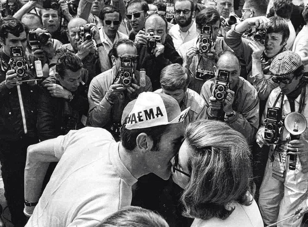 Winnaar Eddy Merckx krijgt een zoen van zijn vrouw Claudine.