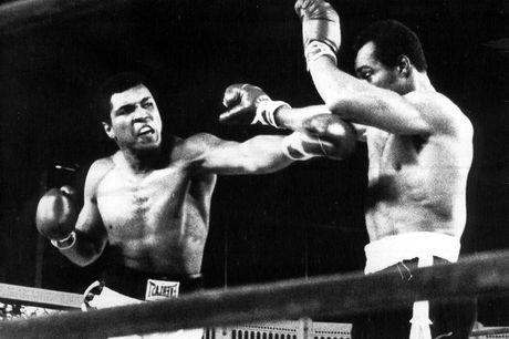 Muhammad Ali vecht tegen Ken Norton in 1973.