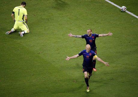 Arjen Robben en Wesley Sneijder van Nederland vieren een doelpunt tegen de Spaanse keeper Iker Casillas.