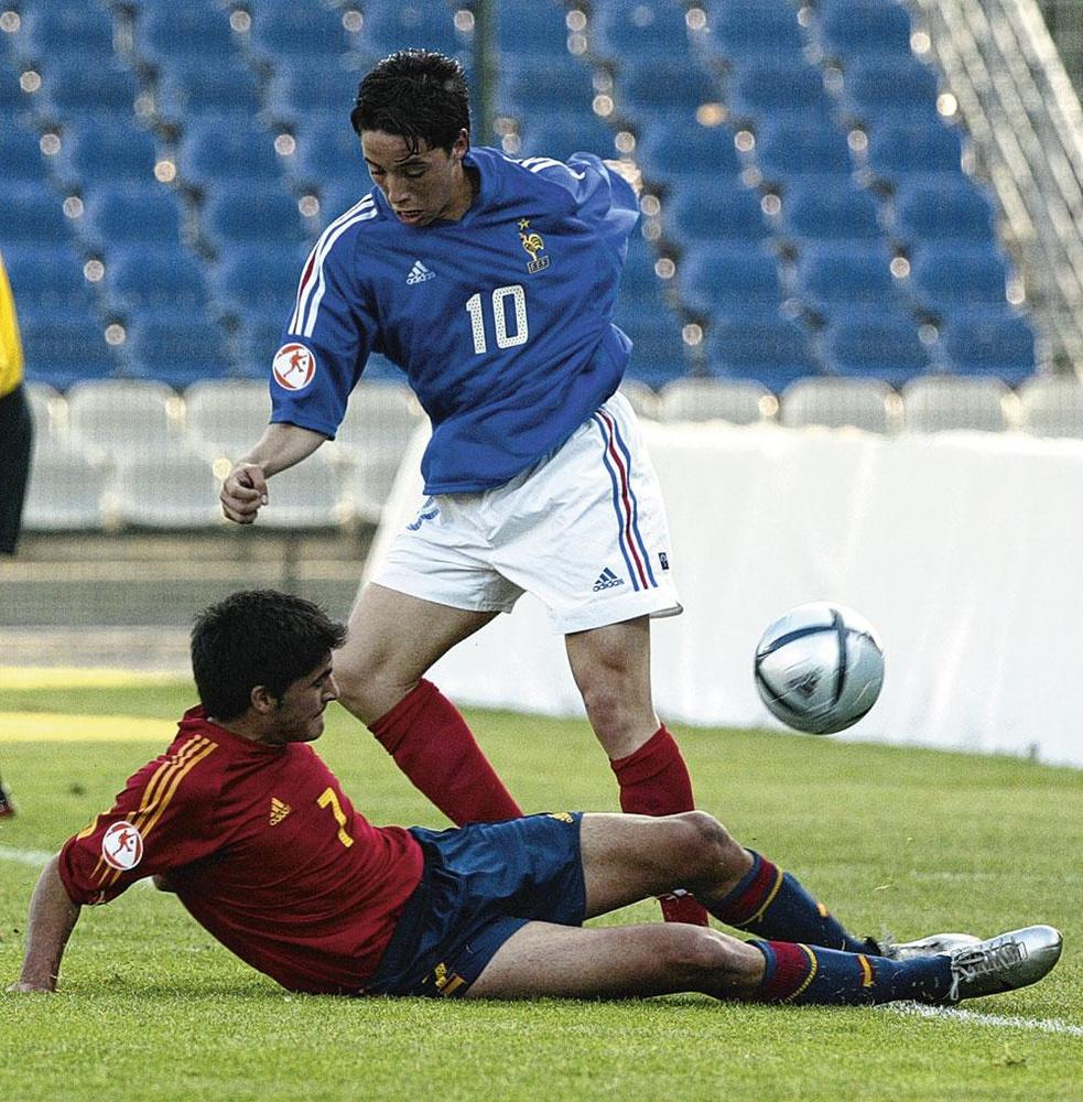 De Spanjaard Carlos Carmona tackelt Samir Nasri in de finale van het EK U17 in 2004.