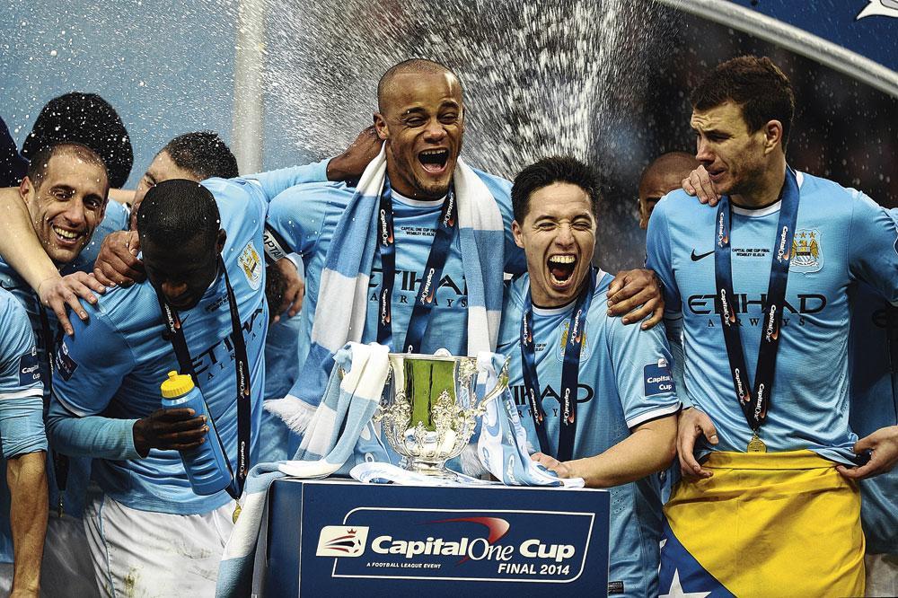 Vincent Kompany en Samir Nasri wonnen bij Manchester City samen de League Cup in 2014.