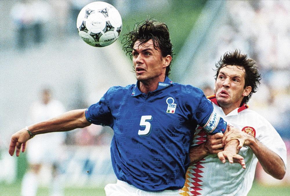 Paolo Maldini in duel met de Spanjaard Andoni Goicoechea in de kwartfinales van het WK 1994.