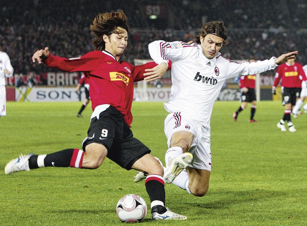 Maldini tackelt Yuichiro Nagai van Urawa Red Diamonds op de Wereldbeker voor clubs in 2007.