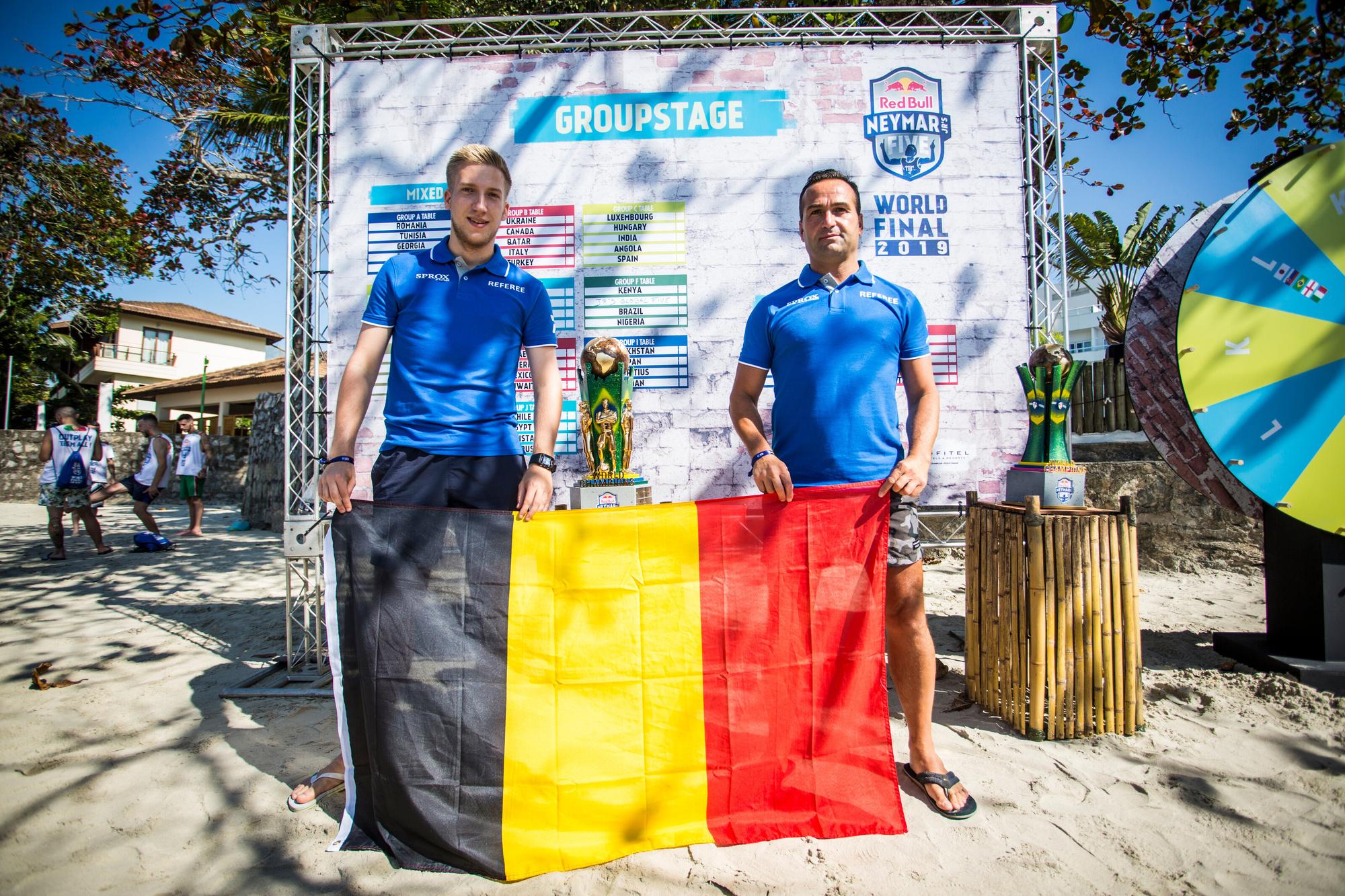 Belgische scheidsrechters Jiri Bergs en Altan Cayir