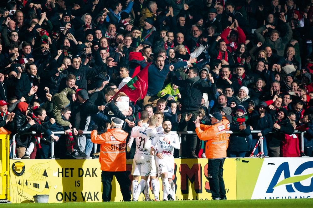 KV Mechelen -  Zulte Waregem 0-2 Onur Kaya en zijn ploegmaats fêteren nieuwkomer Hamdi Harbaoui die met zijn doelpunt een belangrijke zege vastlegde voor Essevee.