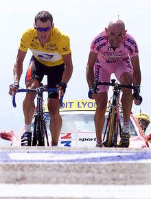 Marco Pantani krijgt de etappezege op de Mont Ventoux in 2000 van Lance Armstrong