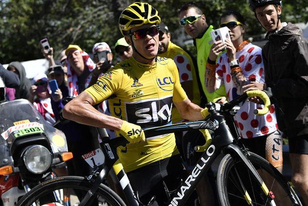Chris Froome draagt zijn fiets nadat hij op de Mont Ventoux ten val kwam. In de twaalfde rit verliest hij zo zijn voorsprong in de Tour de France 2016.