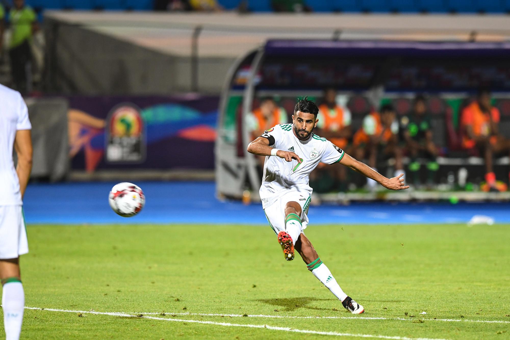 Manchester City-winger Mahrez knalt Algerije naar de finale van de Afrika Cup 2019
