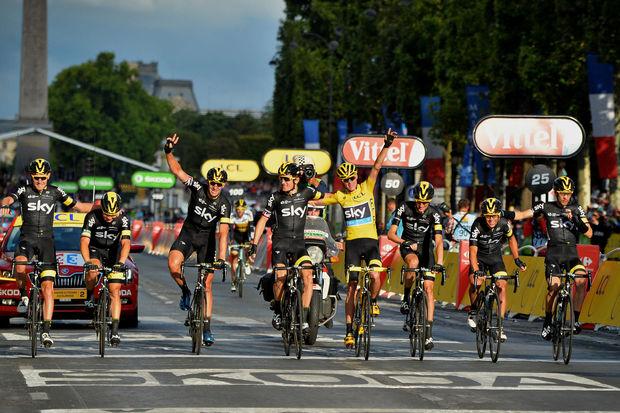 Chris Froome en zijn ploegmaats vierden vorig jaar uitbundig de eindoverwinning op de Champs-Elysées.