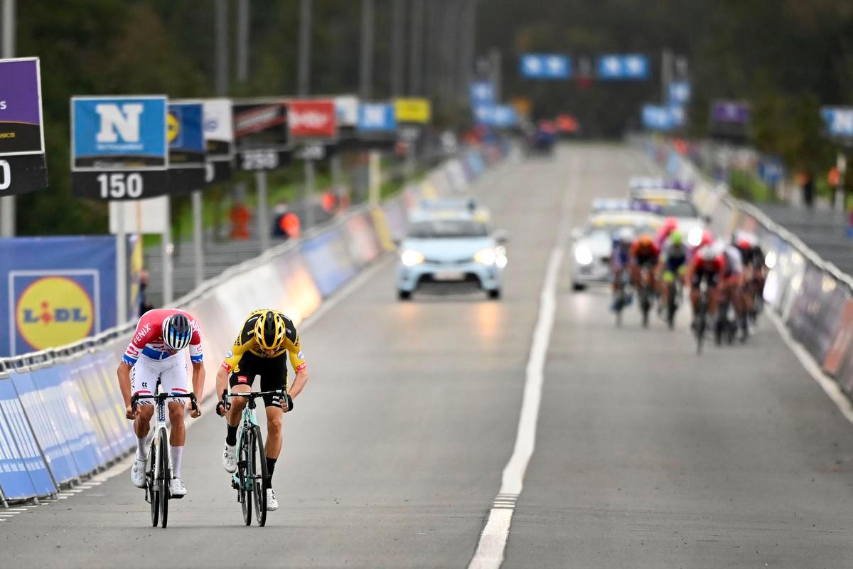 De Ronde van Vlaanderen 2020 was de laatste UCI-koers waarin Van Aert het opnam tegen Van der Poel.