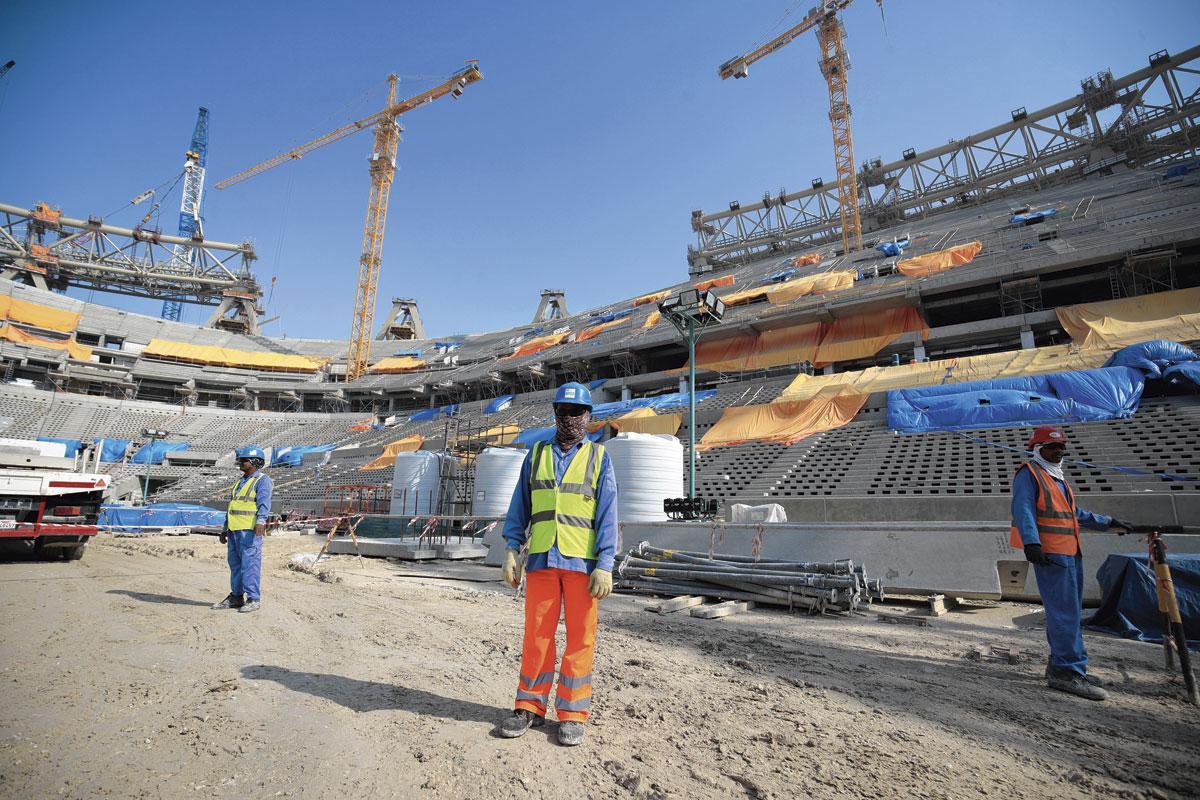 Voor de bouw van de stadions werden duizenden gastarbeiders ingezet.