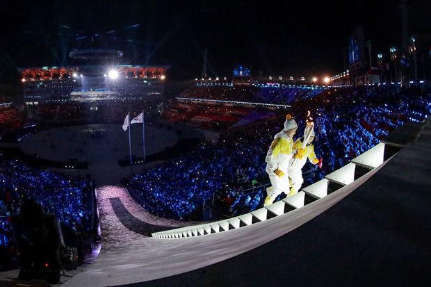 Staande ovatie voor verenigde Koreaanse delegatie bij opening Winterspelen