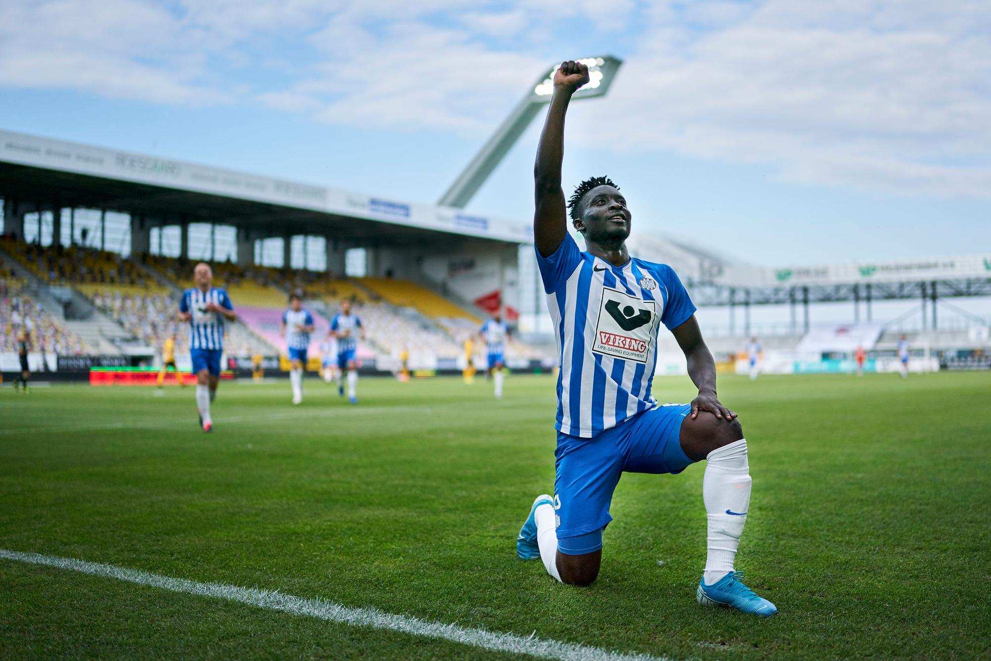 Dauda viert zijn goal tegen Horsens met een vuistgebaar. 'It matters to me.'