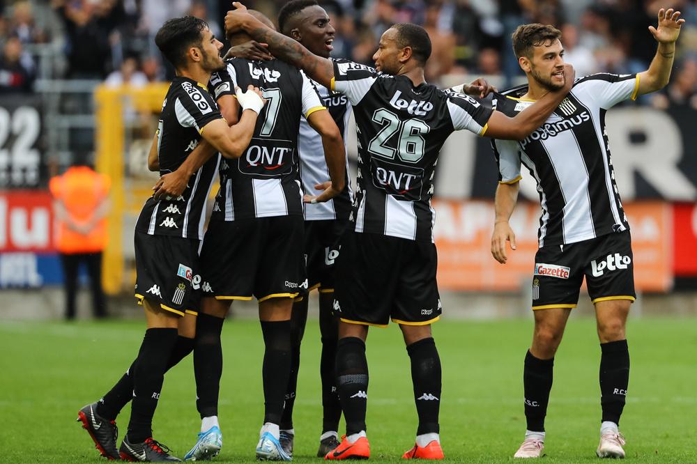 Spelers van Charleroi vieren de 1-1 van Massimo Bruno tegen KAA Gent.