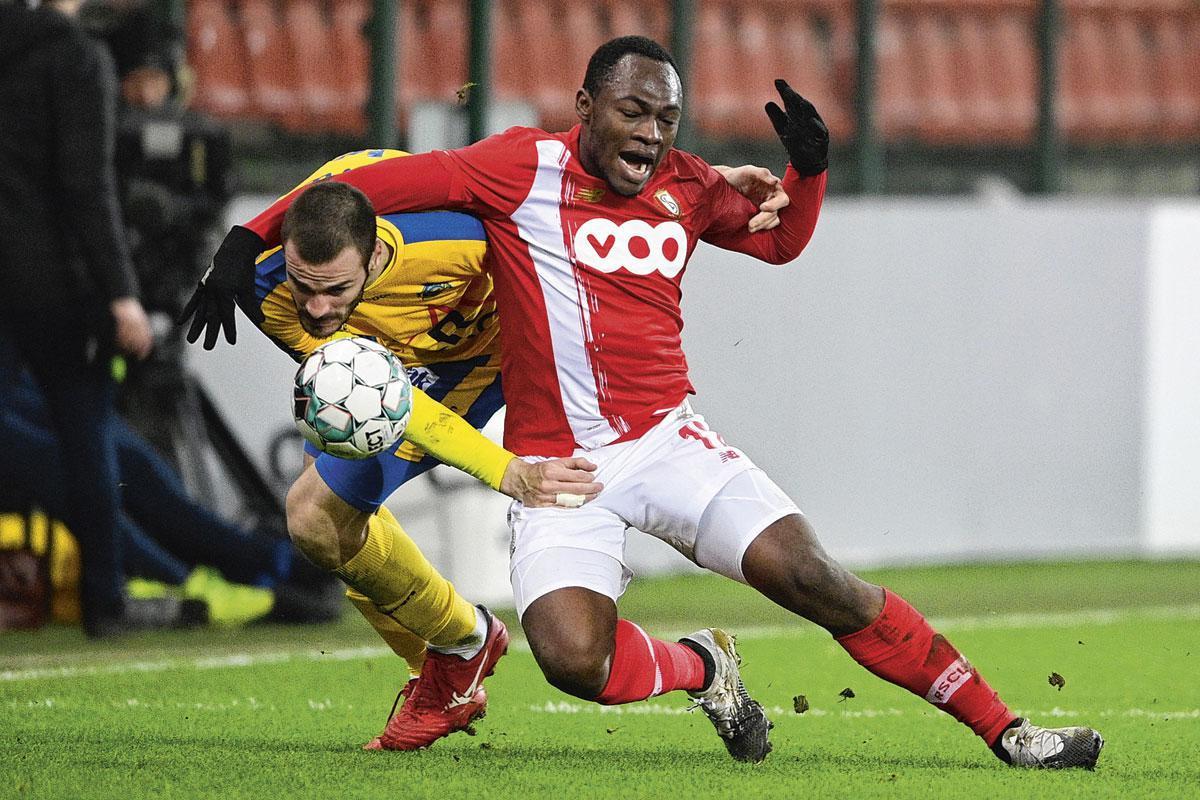 Aleksandar Vukotic van Waasland Beveren stopt Jackson Muleka af.