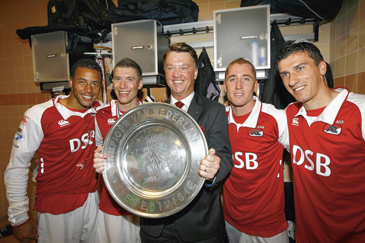 Louis van Gaal viert de titel van AZ met zijn vier Belgen: Mousa Dembélé, Sébastien Pocognoli, Gil Swerts en Maarten Martens.